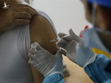 WHO cấp phép sử dụng khẩn cấp cho vaccine AstraZeneca - 1