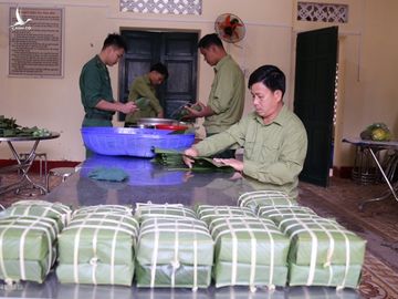 Đồn biên phòng Thanh gói bánh chưng để cấp phát cho các cán bộ, chiến sĩ đón tết. Ảnh: Hoàng Táo