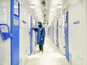 51 kho lạnh, kho tiền lạnh, 3 kho lạnh bảo quản âm sâu trên toàn quốc của VNVC có tổng diện tích hơn 1.000m2, dung tích hơn 4.000m3, sức chứa lên tới 170 triệu liều vaccine tại một thời điểm ở nhiệt độ từ 8 độ C đến âm 86 độ C. Mỗi kho âm sâu trang bị một kho rã đông riêng được kiểm soát nhiệt độ nghiêm ngặt dưới 8 độ C nhằm đảm bảo chất lượng vaccine khi đưa vào sử dụng.