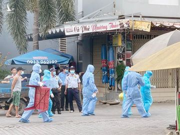 Lực lượng phòng chống dịch truy vết trong khu vực có ca dương tính Covid-19. /// Ảnh: ĐỖ TRƯỜNG