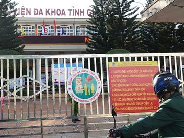 Bệnh viện bị phong tỏa nên người dân không thể ra vào bệnh viện. Ảnh: Trần Hóa.