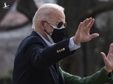 Biden bên ngoài Nhà Trắng hôm 26/2. Ảnh: AFP.