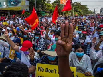 Biểu tình phản đối đảo chính ở Yangon, thành phố lớn nhất Myanmar, hôm 22/2. Ảnh: NYTimes.