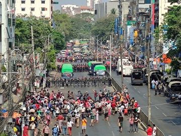 Myanmar đã bắt người nước ngoài đầu tiên sau đảo chính - Ảnh 2.