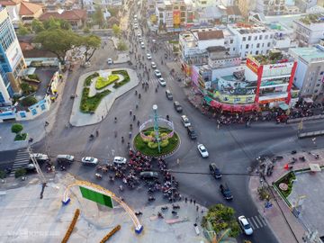 Đoàn xe đưa linh cữu nguyên Phó thủ tướng Trương Vĩnh Trọng từ nhà riêng ở huyện Giồng Trôm về hội trường lớn UBND tỉnh. Ảnh: Hoàng Nam