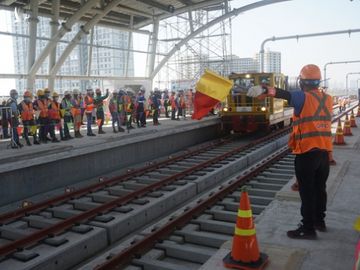 Bắt đầu kéo cáp điện cho toàn tuyến metro số 1 Bến Thành - Suối Tiên - Ảnh 2.