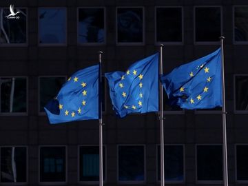 Cờ EU bên ngoài trụ sở Nghị viện châu Âu. Ảnh: Reuters.