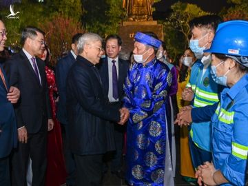 Tổng Bí thư, Chủ tịch nước Nguyễn Phú Trọng chúc Tết nhân dân bên Hồ Gươm