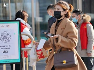 Customers are seen at a shopping mall in Qiaoxi District of Shijiazhuang, north Chinas Hebei Province, Feb. 5, 2021. Many commercial complexes and shopping malls in Shijiazhuang resumed operation in an orderly manner on Friday.Photo:Xinhua