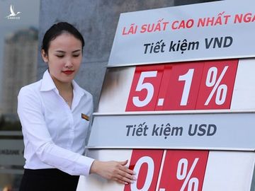 Lãi suất tiết kiệm tiếp tục giảm, vay vốn vẫn chịu lãi suất cao