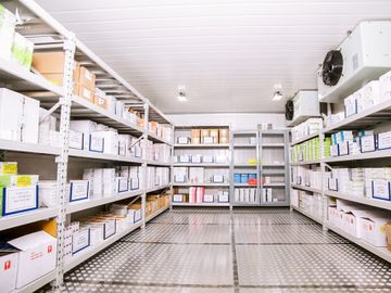 Hiện VNVC có 49 trung tâm tiêm chủng trên toàn quốc với hơn 5.000 bác sĩ, điều dưỡng, nhân viên y tế, dịch vụ chăm sóc khách hàng chuyên nghiệp cùng các nền tảng công nghệ cao... sẵn sàng phục vụ cho nhu cầu đăng ký, sắp xếp, điều phối và tiến hành tiêm chủng... cho hàng chục triệu người. Phương án phục vụ 3 ca, thậm chí 24/7 tại tất cả các trung tâm trên toàn hệ thống đã được chuẩn bị để phục vụ người dân được tiêm vaccine phòng Covid-19 sớm theo chỉ đạo của Chính phủ và Bộ Y tế.