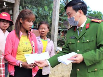 Thượng tá Bùi Ngọc Chung, Trưởng công an H.Tuyên Hóa, trao quà cho bà con xã Thanh Hóa /// ẢNH: H.N