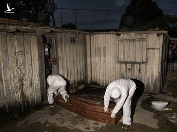 Các nhân viên nhà tang lễ vận chuyển quan tài của bệnh nhân 57 tuổi chết vì Covid-19. Ảnh: WSJ