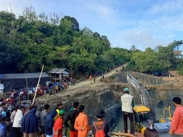 Quá trình tìm kiếm cứu hộ tại hiện trường sập mỏ vàng ở tỉnh Trung Sulawesi, Indonesia, hôm 25/2. Ảnh: Antara News.