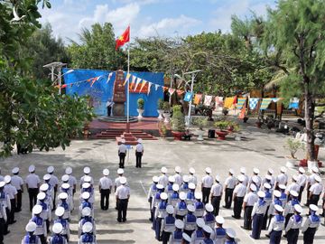 Lễ chào cờ đầu năm, trên đảo Sinh Tồn /// Ảnh: Mai Thanh Hải