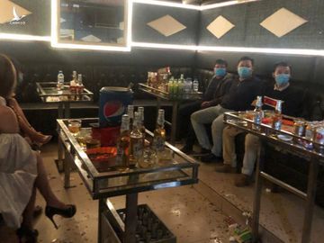 Khách hát ở quán karaoke trong khuôn viên khách sạn Vườn Đào tối 1/2. Ảnh: Minh Cương.