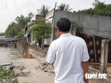 Phà quay đầu va đuôi vào bờ, 6 căn nhà lọt xuống sông trưa mùng 3 Tết - Ảnh 4.