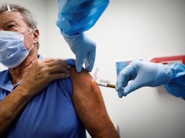 Tình nguyện viên tiêm vaccine Covid-19 tại Mỹ, tháng 10/2020. Ảnh: NY Times