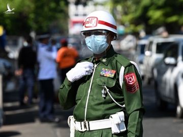 Binh sĩ Myanmar đứng gác tại lối vào một ngôi đền Hindu ở thành phố Yangon hôm nay. Ảnh: AFP.