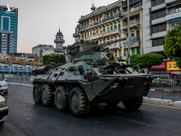 Xe bọc thép xuất hiện tại thành phố Yangon hôm 14-2. Ảnh: GETTY IMAGES