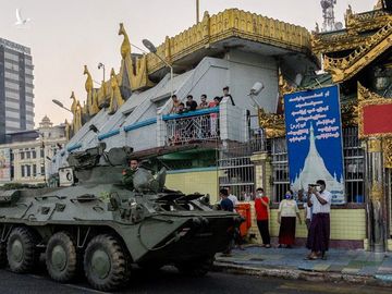 Binh sĩ và xe bọc thép trên đường phố Yangon, Myanmar ngày 14.2 /// AFP