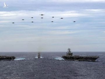 Hai tàu sân bay Mỹ USS Nimitz và USS Theodore Roosevelt cùng tàu chiến và máy bay diễn tập ở Biển Đông vào ngày 9.2 /// Hải quân Mỹ