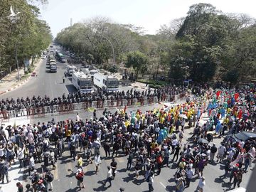 Đảo chính tại Myanmar: Người biểu tình bị đạn cao su ghim vào đầu - Ảnh 1.