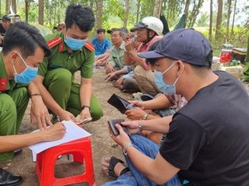 Trưởng công an huyện hóa trang thành con bạc, trường gà “khủng” bị đánh úp - Ảnh 5.