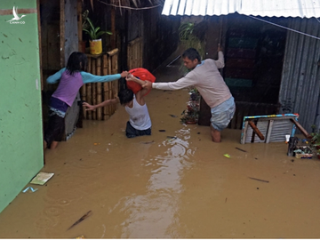 Hơn 5.000 người ở Philippines phải sơ tán để tránh cơn bão số 1 năm 2021 - Ảnh 1. Hơn 5.000 người ở Philippines phải sơ tán để tránh cơn bão số 1 năm 2021 - Ảnh 1.