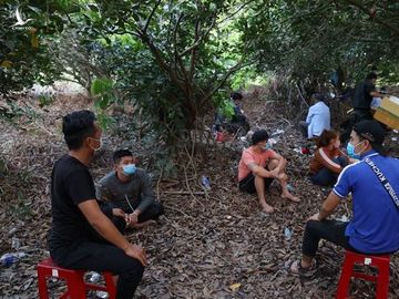 Phá sòng bạc 'khủng' trong vườn nhãn ở Tây Ninh, tạm giữ 39 người, thu giữ tiền tỉ - ảnh 3