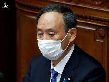 Thủ tướng Yoshihide Suga nói không biết gì về những buổi ăn tối của con trai và các quan chức /// REUTERS