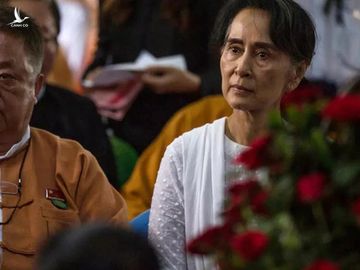 Cánh tay phải của bà Suu Kyi bị bắt khi biểu tình lan rộng ở Myanmar - Ảnh 1.