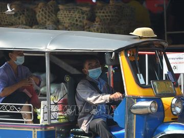 Người dân đeo khẩu trang phòng lây nhiễm COVID-19 tại Bangkok, Thái Lan, ngày 20/1/2021. Ảnh: THX/TTXVN