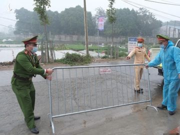 Phát hiện thêm 2 ca nhiễm COVID-19, Mê Linh phong tỏa một thôn - Ảnh 2.