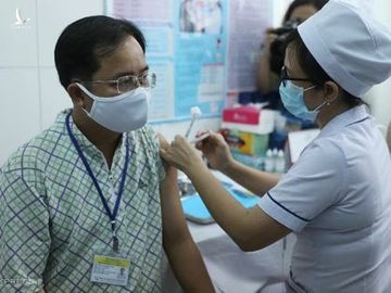 Tình nguyện viên đầu tiên tiêm thử nghiệm giai đoạn hai vaccine Nanocovax, tại Long An, sáng 26/2. Ảnh: Quỳnh Trần.