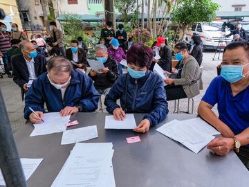 Tình nguyện viên khai báo y tế và đăng ký trước khi được khám sàng lọc trước tiêm - Ảnh: NAM TRẦN