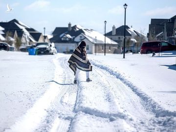 Rộ thuyết âm mưu chính phủ Mỹ tạo ra thảm họa bão tuyết ở Texas - ảnh 1