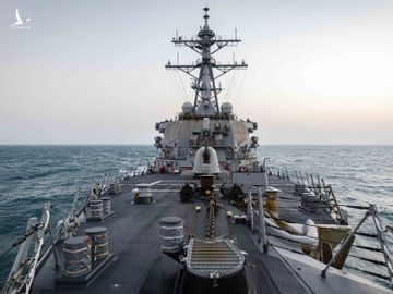 USS John S. McCain di chuyển qua eo biển Đài Loan hôm 4/2.