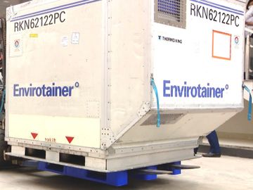 Container chứa 117.600 liều (trong tổng số 30 triệu liều) vaccine Covid-19 đầu tiên của hãng AstraZeneca đến Việt Nam ngày 24/2, nằm trong hợp đồng giữa VNVC và Tập đoàn AstraZeneca ký từ tháng 11/2020. 30 triệu liều vaccin này được giao thành nhiều đợt. Sau khi hoàn thành các thủ tục cần thiết, ngay trong ngày, lô vaccine đầu tiên được vận chuyển bằng xe chuyên dụng, đưa vào Cửa nhập để vào kho lạnh của VNVC và AstraZeneca bảo quản.