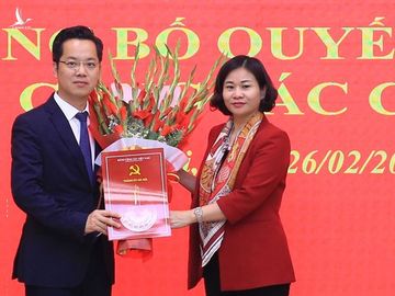 Phó Bí thư Thường trực Thành ủy Hà Nội Nguyễn Thị Tuyến trao quyết định cho tân Bí thư quận Hoàn Kiếm Vũ Đăng Định.