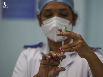 Nhân viên y tế chuẩn bị tiêm vaccine tại Mumbai ngày 3/3. Ảnh: AFP.