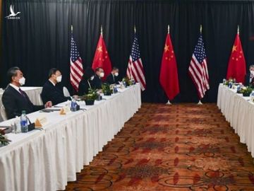 Các quan chức Mỹ - Trung tại phiên khai mạc cuộc gặp cấp cao ở Alaska. Ảnh: AFP