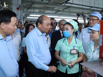 Thủ tướng Nguyễn Xuân Phúc trong một buổi trò chuyện với công nhân.