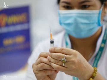 Nhân viên y tế tiêm vaccine covid-19 tại Bệnh viện Bệnh nhiệt đới Trung Ương cơ sở 2, ngày 8/3. Ảnh: Giang Huy.