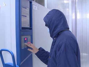 Nhân viên VNVC Đà Nẵng điều chỉnh nhiệt độ kho lạnh bảo quản vaccine