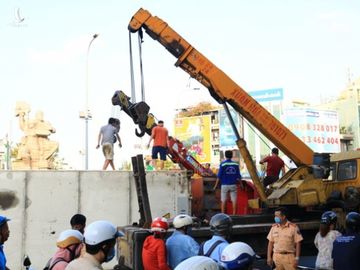 Thoát chết gang tấc khi nguyên xe container lật ngang ở ngã bảy Lý Thái Tổ - Ảnh 2.