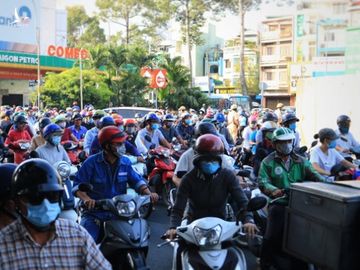 Thoát chết gang tấc khi nguyên xe container lật ngang ở ngã bảy Lý Thái Tổ - Ảnh 3.