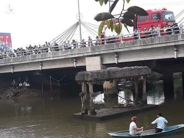 Đông đảo người dân đến theo dõi lực lượng chức năng tìm kiếm nam thanh niên mất tích.