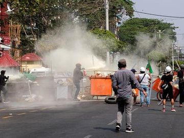 Các cuộc biểu tình liên tục diễn ra trên đường phố Myanmar. Ảnh: Getty