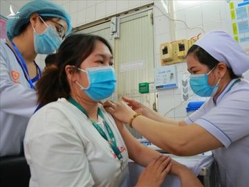 Nhân viên y tế tại Bệnh viện Bệnh Nhiệt đới TPHCM tiêm vaccine COVID-19 hôm 8.3. Ảnh: Anh Tú